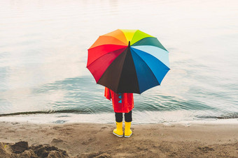 男孩红色的雨衣黄色的橡胶靴子持有<strong>彩虹伞</strong>站海滩孩子色彩鲜艳的<strong>伞</strong>海学校孩子防水红色的外套持有多色<strong>伞</strong>