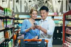 快乐夫妇购物者超市电话比较购物列表