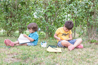 回来学校快乐快乐的孩子们小学生笔记本电脑油漆手公园