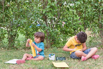 回来学校快乐快乐的孩子们小学生笔记本电脑油漆手公园