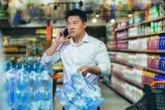 害怕亚洲买家超市购买货物水短缺经济食物危机
