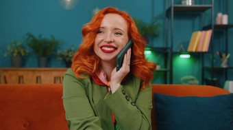 红色的头发<strong>女人</strong>享受智能手机调用会<strong>说话</strong>的移动电话谈话朋友首页