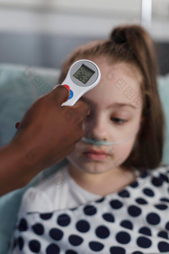 关闭拍摄儿科医院护士测量生病的女孩身体温度