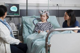 <strong>住院</strong>生病的女孩穿脑电图耳机休息<strong>病人</strong>床上医生分析大脑条件