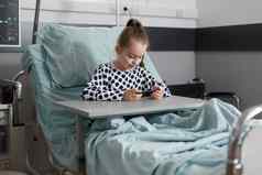 生病的女孩治疗休息病人床上看漫画智能手机