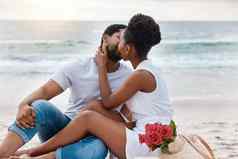 非洲美国夫妇支出一天海内容的男朋友女朋友吻坐着海滩有爱心的丈夫妻子成键海滨