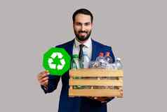 男人。持有盒子塑料瓶回收绿色象征排序垃圾储蓄生态