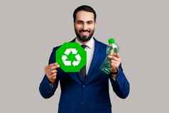男人。持有手塑料瓶显示回收标志董事会排序浪费保护自然