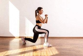 苗条的女体育运动肺锻炼站膝盖变暖培训肌肉屁股锻炼