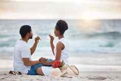 年轻的内容非洲美国夫妇喝香槟海有爱心的的男朋友女朋友支出一天海滩爱的丈夫妻子喝海滩