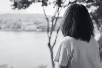 回来视图伤心亚洲女人公园视图湖抑郁女人精神健康概念担心焦虑女人不开心生活孤独的人黑色的白色摄影