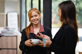 业务女人分析公司的金融结果预<strong>算账</strong>户审计概念