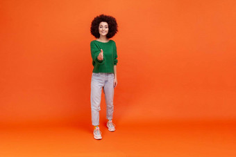 熟完整的长度女人非洲式发型发型穿绿色毛衣给手欢迎提供握手显示协议