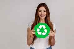 积极的女人持有回收绿色象征排序垃圾储蓄环境生态