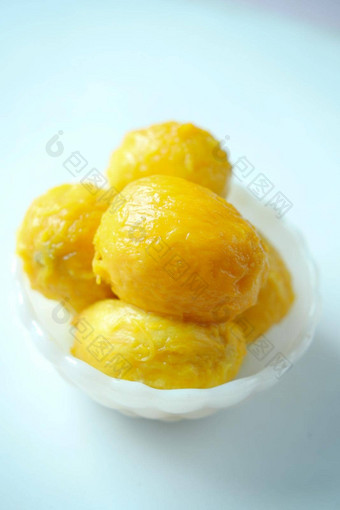 黄色的成熟的减少芒果碗前
