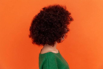 一边视图女人非洲式发型发型穿绿色休闲风格毛衣显示美丽的头发广告理发师美沙龙