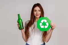 女人持有玻璃瓶绿色回收标志垃圾排序环境保护
