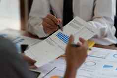 集团商人分析金融报告平衡金融投资概念