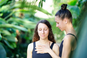 瑜伽概念冥想声音治疗美丽的年轻的女孩瑜伽会话瑜伽冥想老师热带瑜伽后备