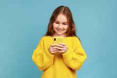 女孩阅读消息智能手机微笑满意孩子们移动应用程序