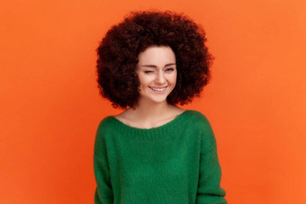好友好的女人非洲式发型发型穿绿色休闲风格毛衣站眨眼开玩笑地积极的表达式
