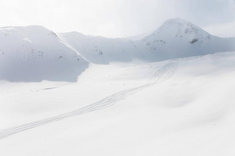 白雪覆盖的山范围白雪覆盖的场痕迹<strong>滑雪</strong>者<strong>单板滑雪</strong>自由<strong>滑雪</strong>背景文本