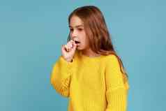 肖像不健康的生病的女孩流感症状咳嗽保持手口