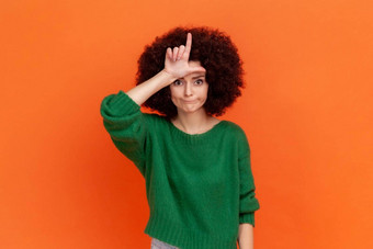 伤心女人非洲式发型发型穿绿色休闲风格毛衣使失败者手势额头脾气暴躁的脸心烦意乱失败