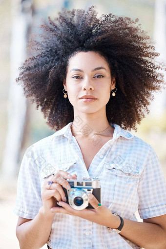 年轻的混合比赛女人卷曲的头发采取有创意的照片古董复古的电影相机女摄影师<strong>取景器</strong>捕捉图片爱好职业拍摄