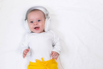 孩子听音乐耳机白色背景文章孩子们音乐孩子们好处经典音乐孩子们文章耳机选择耳机