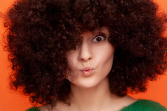 特写镜头肖像女人非洲式<strong>发型发型</strong>相机撅嘴嘴唇完美的皮肤毛茸茸的头发<strong>广告</strong>美沙龙