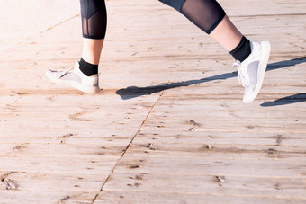 女跑步者的腿慢跑运动鞋