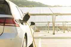 充电电车电车辆可再生能源太阳能面板绿色能源概念现代城市停车很多替代能源生态汽车太阳能电池