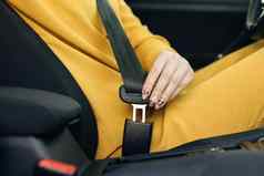女人手紧固车安全座位带保护路安全提前开车司机紧固安全带车女人车腿上屈曲座位带内部车辆开车