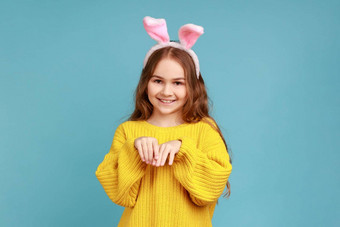 肖像女孩站粉红色的兔子耳朵孩子有趣的玩游戏相机
