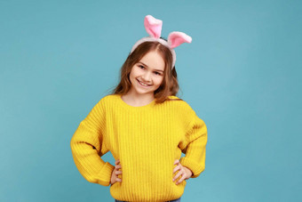 肖像可爱的女孩站粉红色的兔子耳朵孩子有趣的保持手臀部