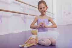 可爱的芭蕾舞女演员女孩锻炼跳舞学校