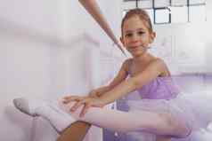 可爱的芭蕾舞女演员女孩锻炼跳舞学校