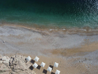 空中视图Azure海粉红色的鹅卵石海滩小波玻璃清晰的水表面运动模糊夏天海洋海海滩背景假期假期旅行概念