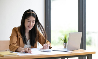 肖像亚洲业务女人<strong>支付</strong>账单在<strong>线</strong>移动PC办公室美丽的女孩电脑支票簿快乐<strong>支付</strong>账单启动业务金融计算账户概念