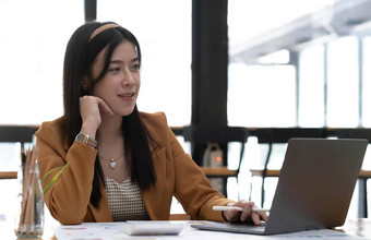 肖像微笑美丽的业务亚洲女人工作现代办公室桌子上平板电脑移动PC电脑业务人员工自由在线市场营销电子商务电话销售概念