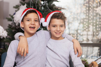 可爱的双胞胎兄弟庆祝圣诞节首页