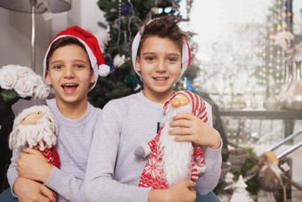 可爱的双胞胎兄弟庆祝圣诞节首页