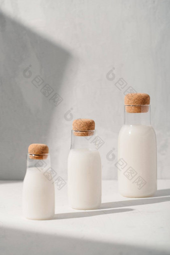 牛奶鸡尾酒有创意的概念极简主义风格角视图空间文本