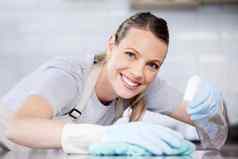 新鲜的清洁肖像年轻的女人擦拭表面洗涤剂布首页