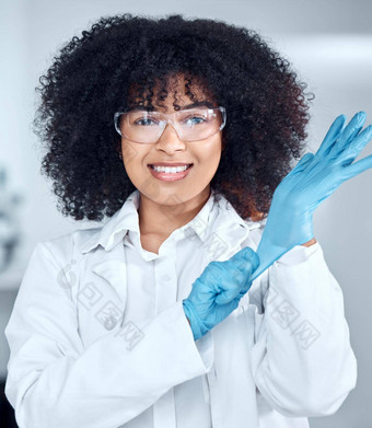 肖像年轻的非洲美国女科学家非洲式发型头发穿labcoat护目镜把手套实验室混合比赛女科学家准备好了行为实验