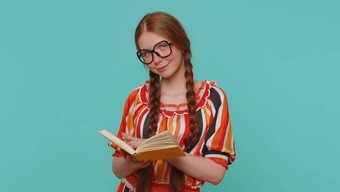 红色头发的人女孩阅读有趣的有趣的童话故事书休闲爱好教育学习