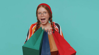 红色头发的人女孩显示购物袋广告折扣微笑惊讶低价格