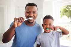 健康的牙齿重要的健康肖像父亲儿子刷牙牙齿浴室首页