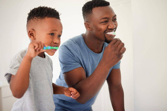 建筑强大的终身牙科<strong>卫生习惯</strong>父亲儿子刷牙牙齿浴室首页